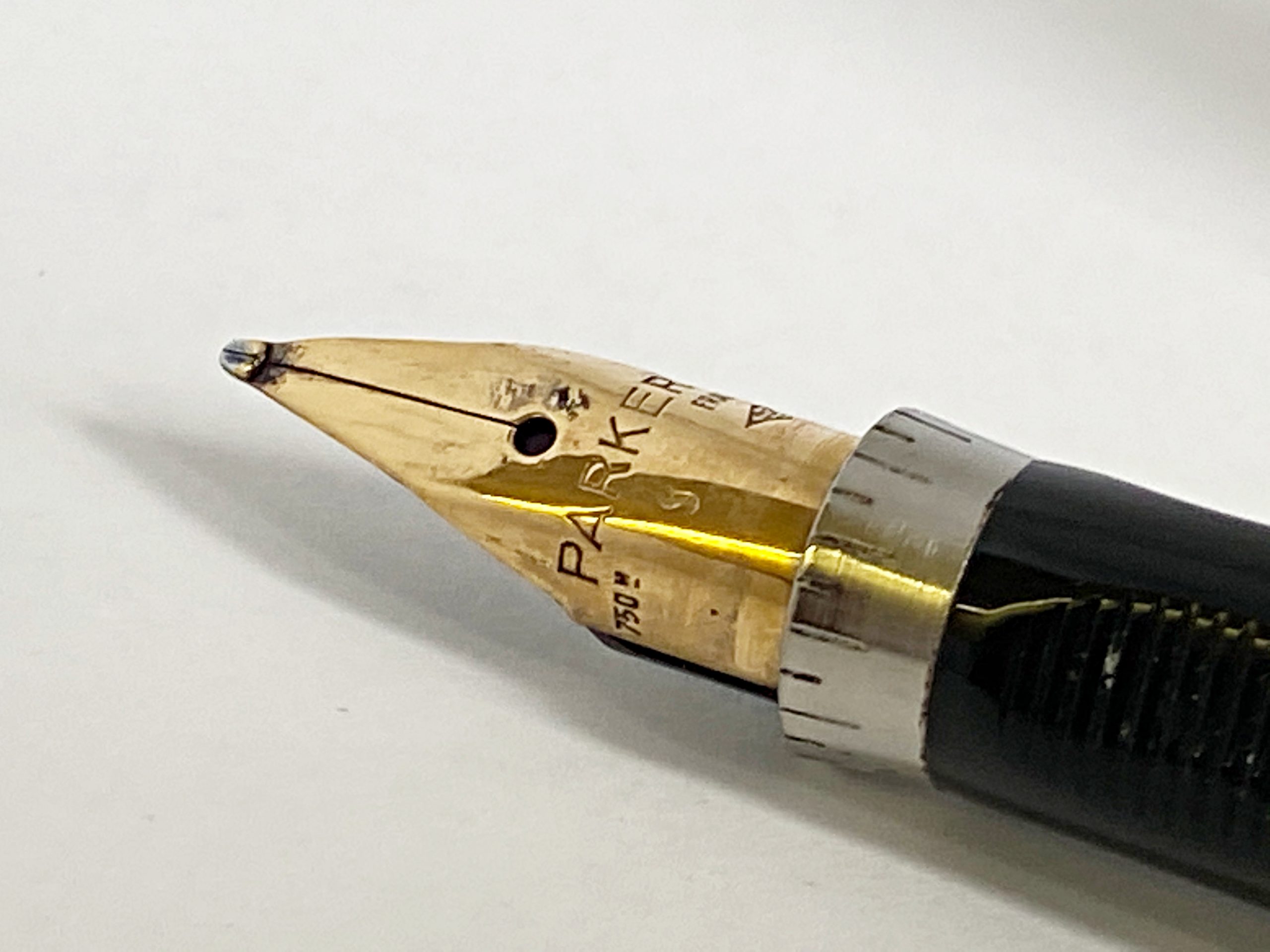 Parker- un stylo plume à cartouche, le corps et le capuc…